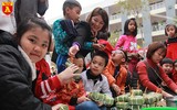Học sinh Hà Nội thích thú gói bánh chưng ngày Tết
